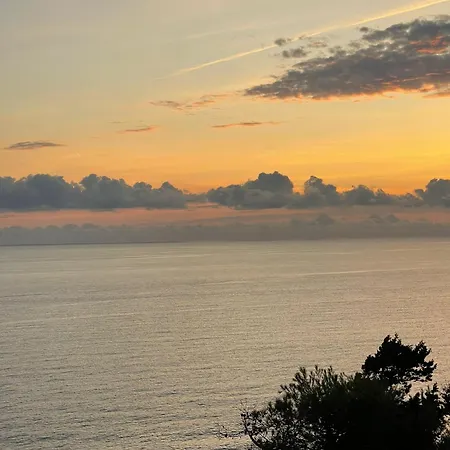Serenity- Beachfront With Panoramic Sea View And Free Parking *