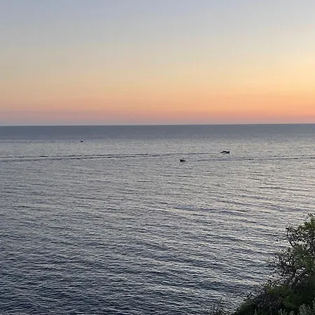 Serenity- Beachfront With Panoramic Sea View And Free Parking Daire *