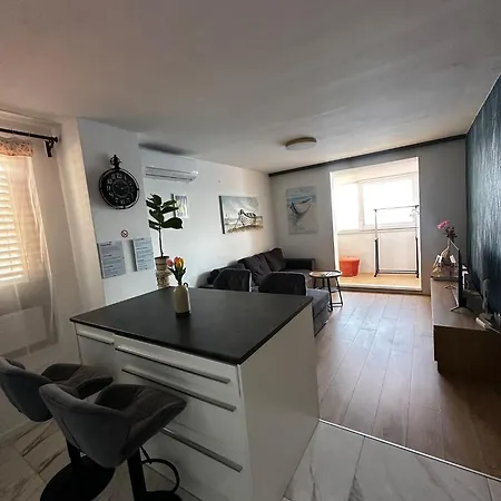 Serenity- Beachfront With Panoramic Sea View And Free Parking Apartment