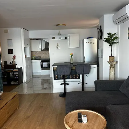 Serenity- Beachfront With Panoramic Sea View And Free Parking Apartment *