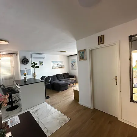Serenity- Beachfront With Panoramic Sea View And Free Parking Apartment *