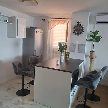 Serenity- Beachfront With Panoramic Sea View And Free Parking Apartment *