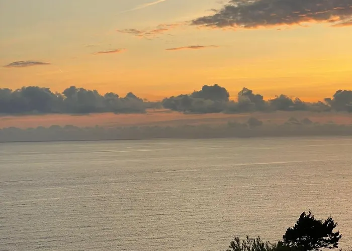 Beachfront Apartment With Panoramic Sea View And Free Parking *