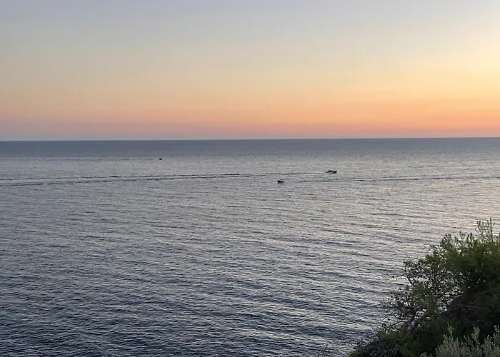 Beachfront Apartment With Panoramic Sea View And Free Parking Apartment *