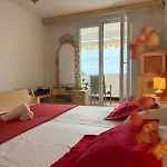 Serenity- Beachfront With Panoramic Sea View And Free Parking شقة
